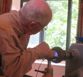 Finishing the inside with the aid of a magnetic light on the tool rest